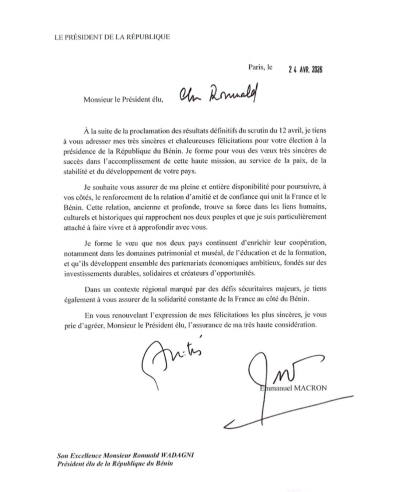 Cérémonie officielle de félicitations entre les deux dirigeants