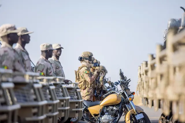 Des soldats de la Force unifiée de l'AES avec des engins roulants