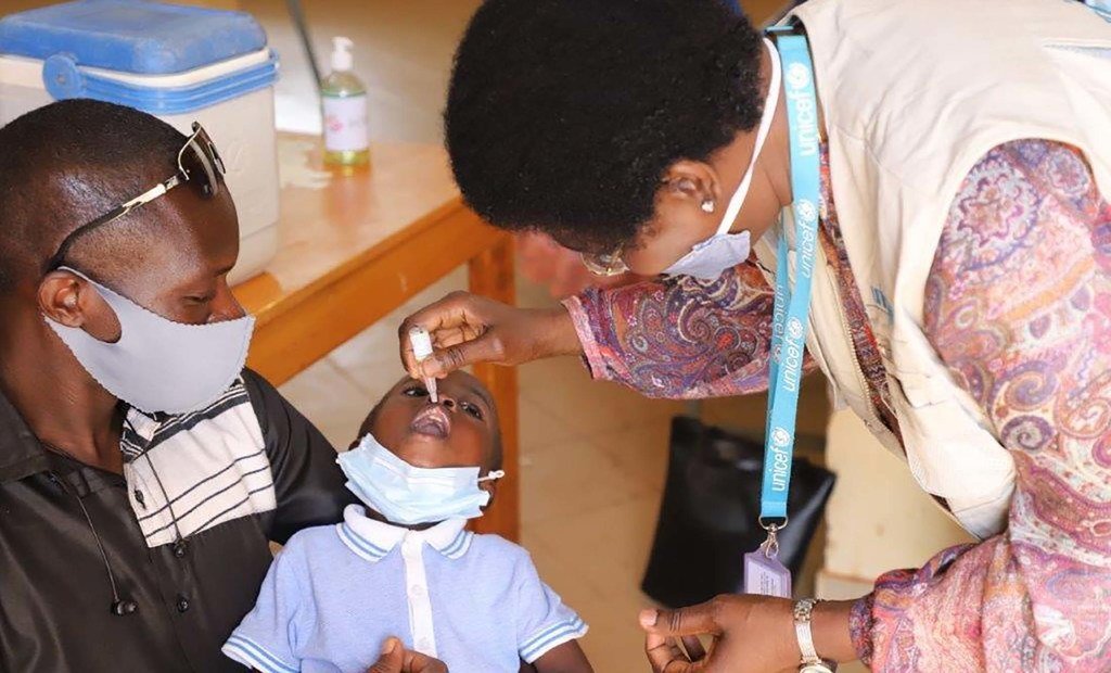équipe médicale vaccinant un enfant au Burkina Faso