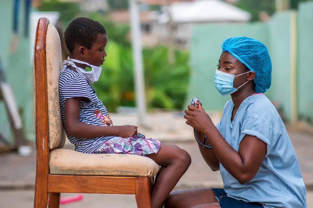 Médecin examinant un enfant