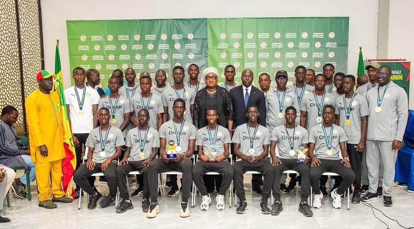 Lionceaux U15 célébrant leur victoire au Championnat Africain de Football Scolaire