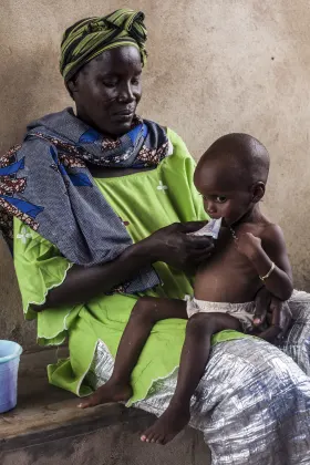 Enfant avec parent au Burkina Faso