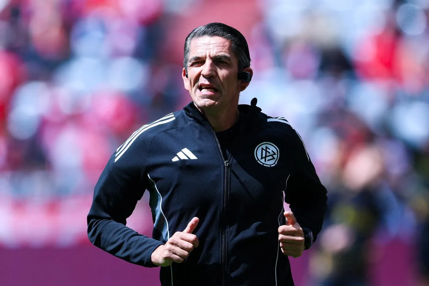 Deniz Aytekin, arbitre légendaire, lors de son dernier match en Bundesliga