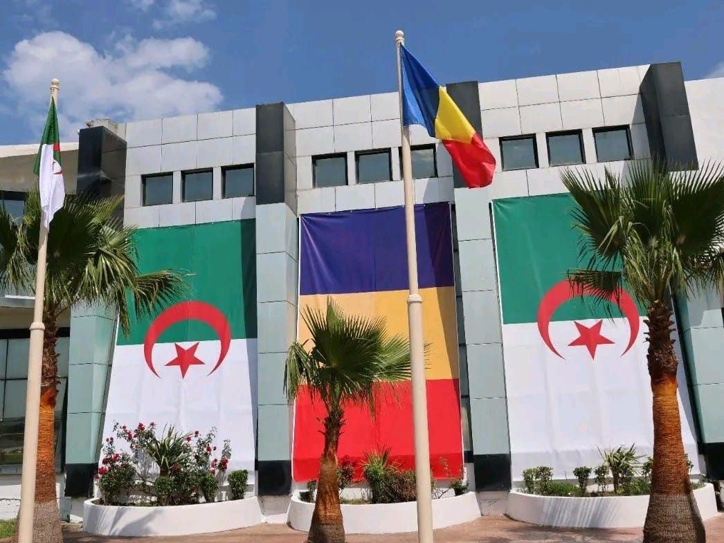 Représentants algériens et tchadiens lors d'une rencontre officielle
