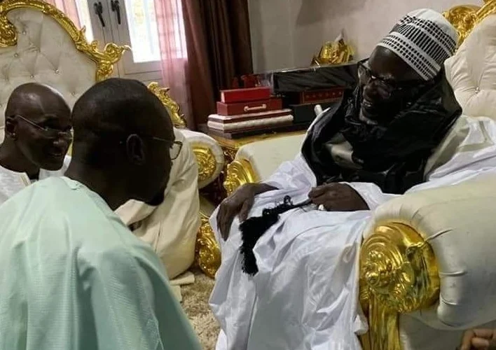 Serigne Mountakha Mbacké recevant une délégation de l'APR à Touba