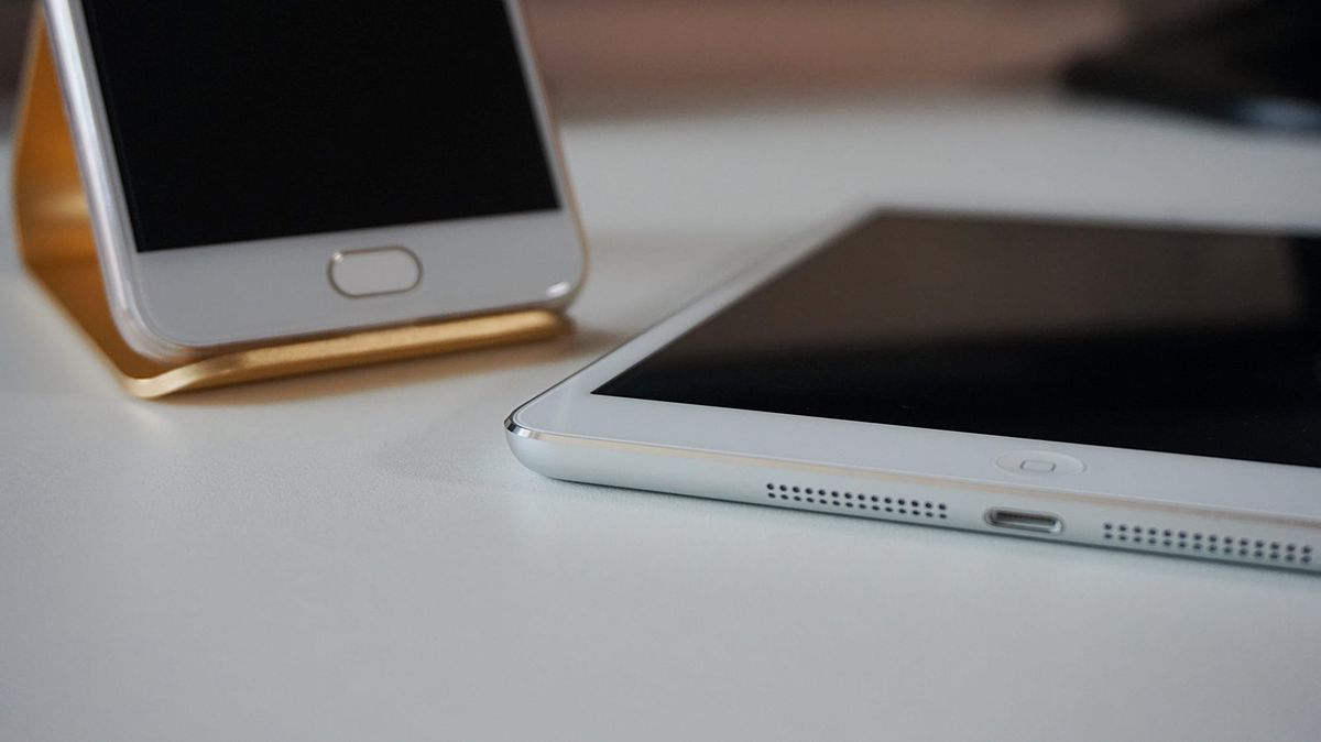Jeune tchadien utilisant son smartphone pour parier en ligne