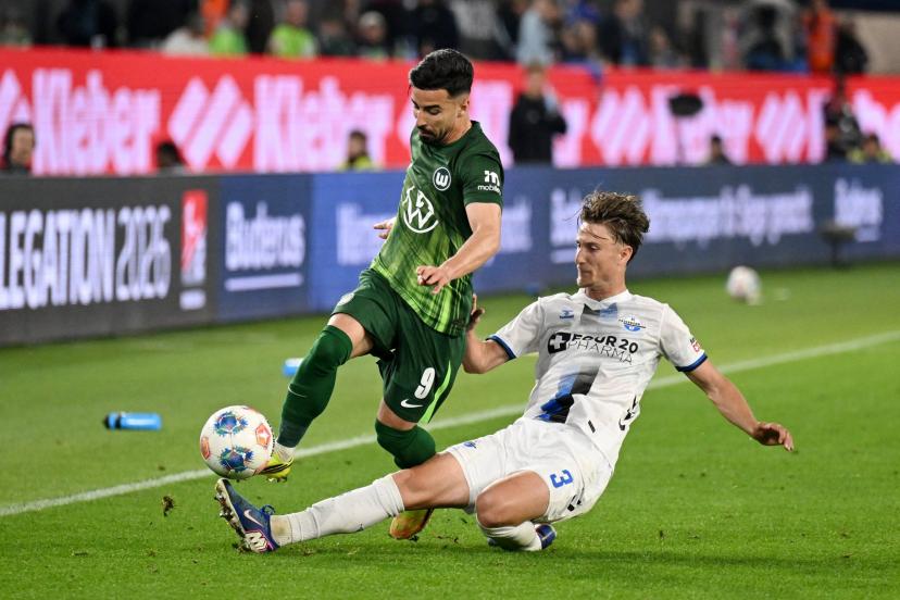 Match tendu entre Wolfsburg et Paderborn lors des barrages de la Bundesliga
