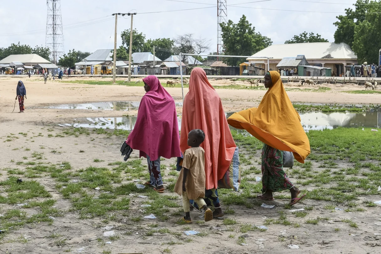 Des survivants et des proches des victimes d'une attaque présumée de Boko Haram marchent à Babban Gide. Au moins 81 personnes ont péri et plusieurs sont portées disparues après une attaque perpétrée par des djihadistes présumés de Boko Haram dans l'État de Yobe, au nord-est du Nigeria.