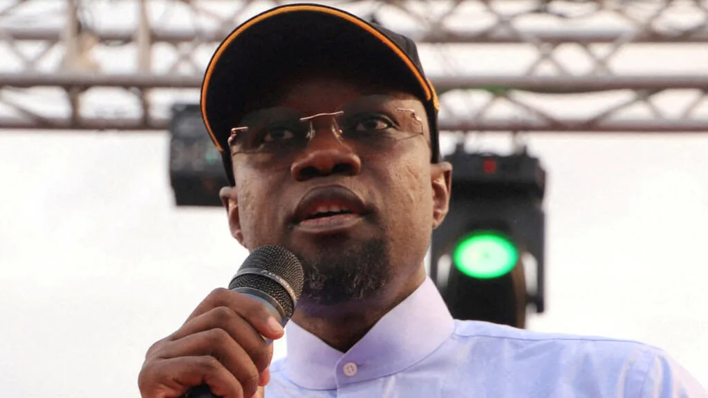 Portrait d'Ousmane Sonko lors d'une conférence