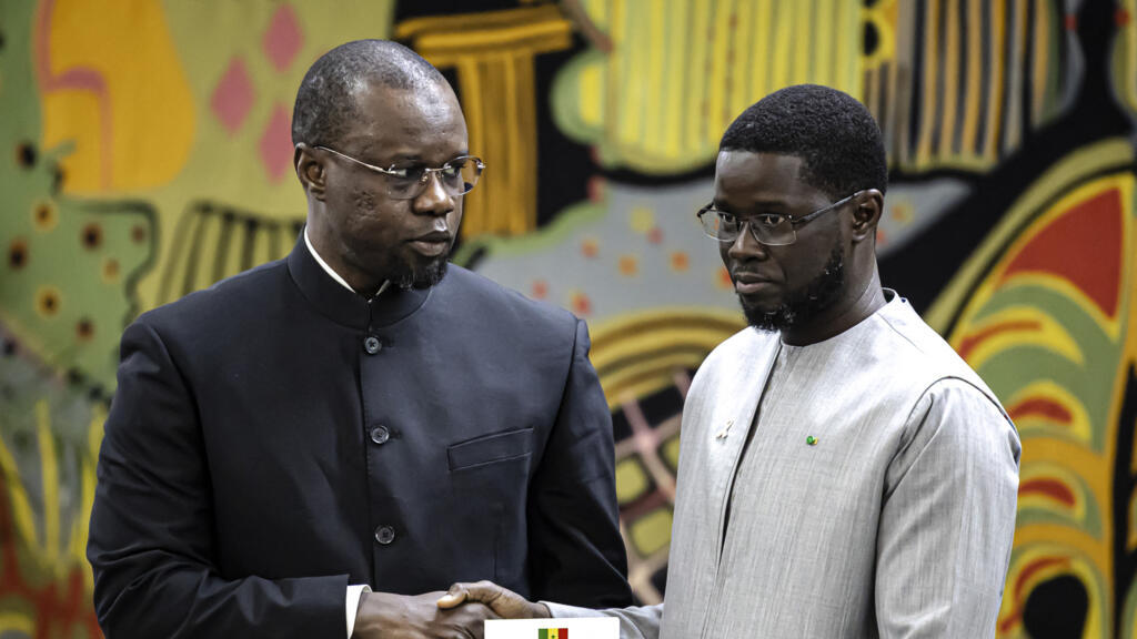 L’ancien Premier ministre sénégalais Ousmane Sonko (à gauche) et le président Bassirou Diomaye Faye (à droite) au palais présidentiel de Dakar, le 16 octobre 2025