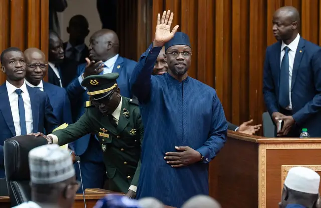 Ousmane Sonko saluant la foule devant l'Assemblée nationale du Sénégal