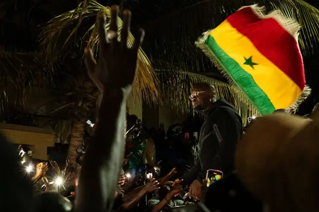 Ousmane Sonko acclamé par ses partisans à Dakar après sa destitution