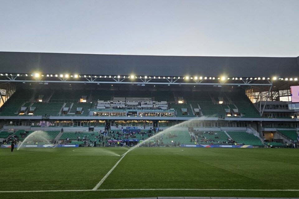Le stade Geoffroy-Guichard à Saint-Étienne, prêt à accueillir le match de barrage entre l'Asse et Nice