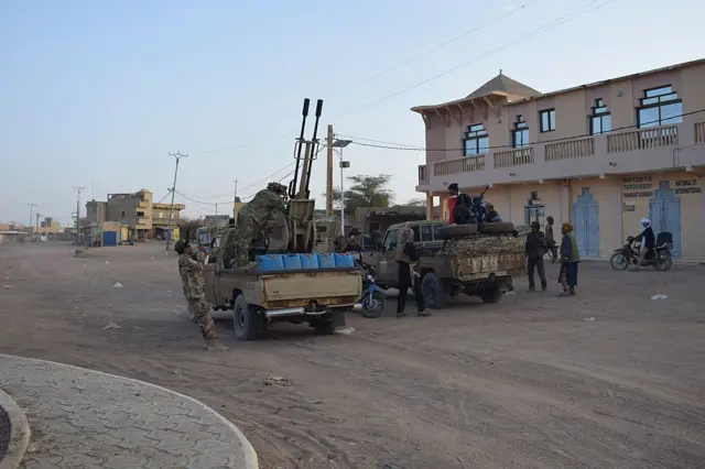 Rebelles touaregs du FLA en mouvement à Kidal