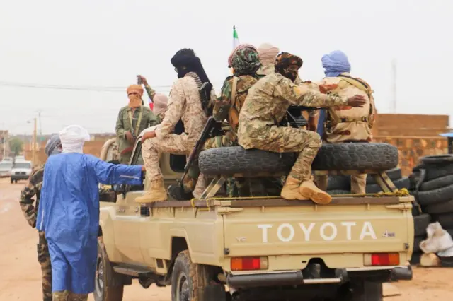 Combattants du Front de libération de l'Azawad (FLA) en patrouille à Kidal
