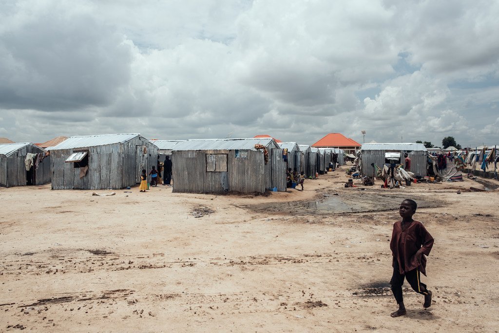 Enfant dans un camp de déplacés à Maiduguri, État de Borno, Nigeria : une illustration de la crise humanitaire dans la région.