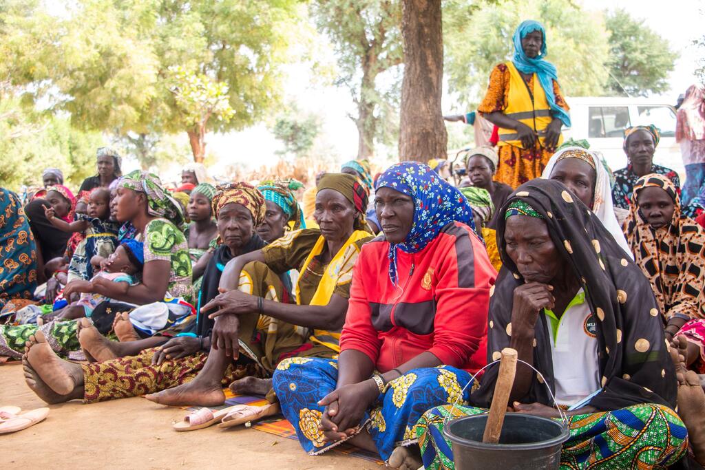 Des femmes et des enfants camerounais participent à une séance de sensibilisation dans le cadre du projet PULCCA, visant à renforcer la résilience face à l'insécurité alimentaire.