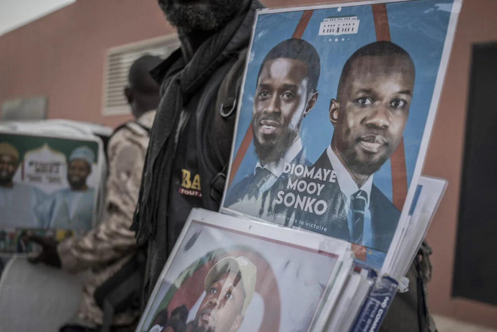 portrait des dirigeants sénégalais Bassirou Diomaye Faye et Ousmane Sonko