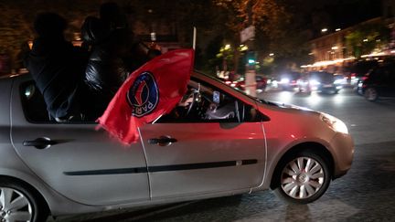 Des supporters parisiens fêtent la qualification du PSG pour la finale de la Ligue des champions à Paris le 7 mai 2026.