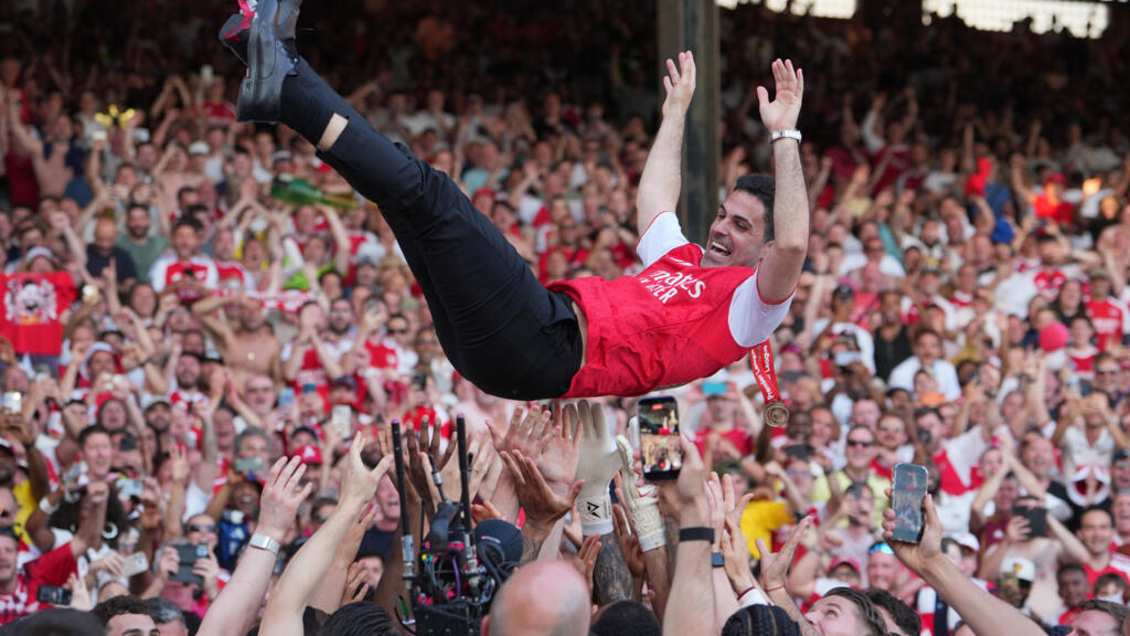 L'entraîneur d'Arsenal, Mikel Arteta, est porté en triomphe par les joueurs après leur victoire en Premier League face à Crystal Palace à Londres en mai 2026.