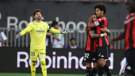 Les Niçois Jonathan Clauss et Dante fêtent l'ouverture du score de leur défenseur lors du barrage Ligue 1/Ligue 2 face à Saint-Etienne