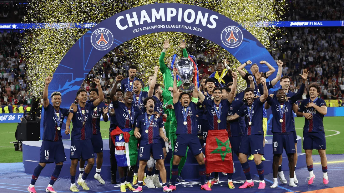 Les joueurs du PSG célèbrent leur victoire en soulevant la Coupe aux grandes oreilles pour la deuxième fois consécutive