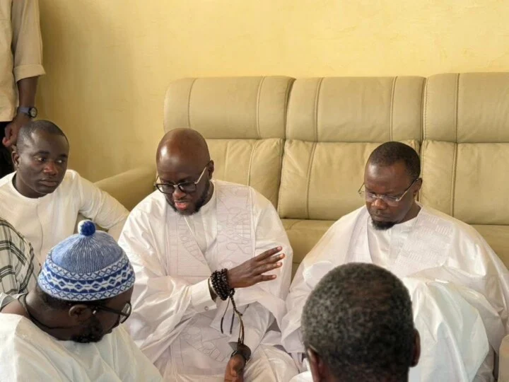 Les larmes d'Ousmane Sonko à Touba Ousmane Sonko en pleurs devant la famille de Serigne Cheikh Saliou Mbacké à Touba