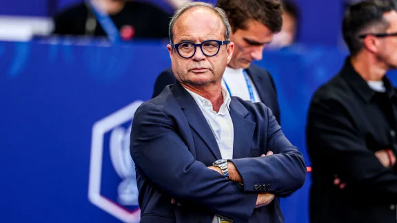 Luis Campos et un représentant du PSG en discussion
