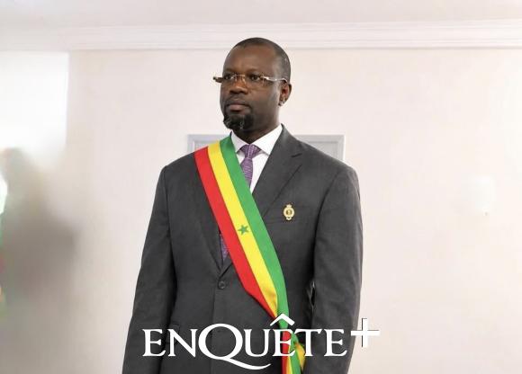 Ousmane Sonko en discussion avec des députés nigériens