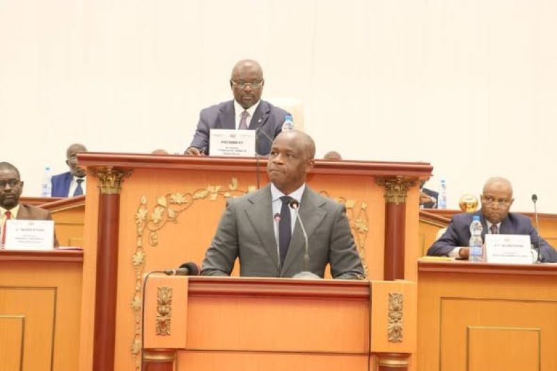 Le vice-président du gouvernement gabonais, Hermann Immongault, répondant aux députés à l'Assemblée nationale