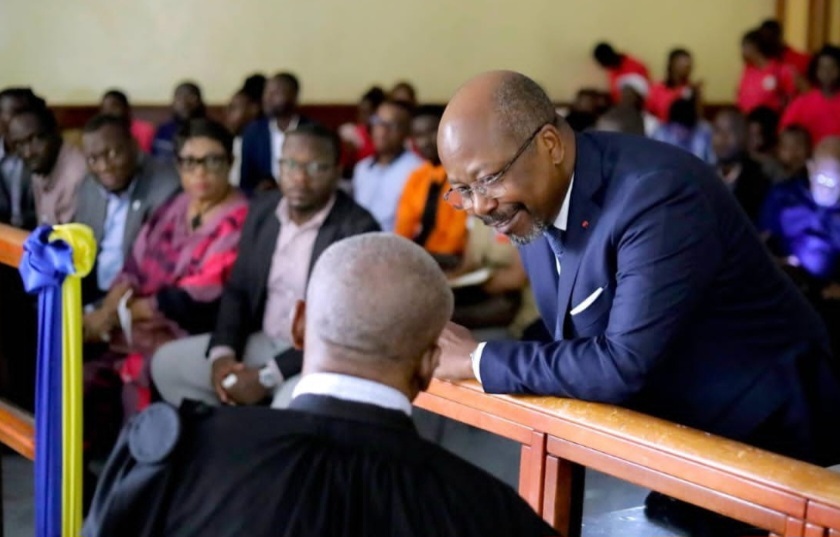 Bilie By Nze et son avocat lors d'un procès à Libreville