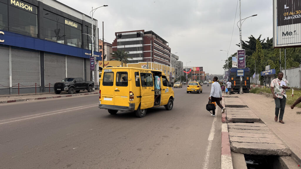Circulation timide dans le centre-ville de Kinshasa en RDC, le 3 juin 2026