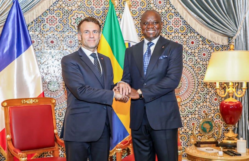 Le président gabonais Brice Clotaire Oligui Nguema et le président français Emmanuel Macron lors d'une rencontre diplomatique