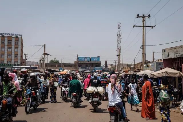 Scène de marché dans une ville malienne