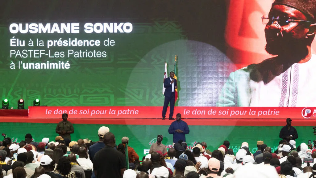 Ousmane Sonko en réunion politique