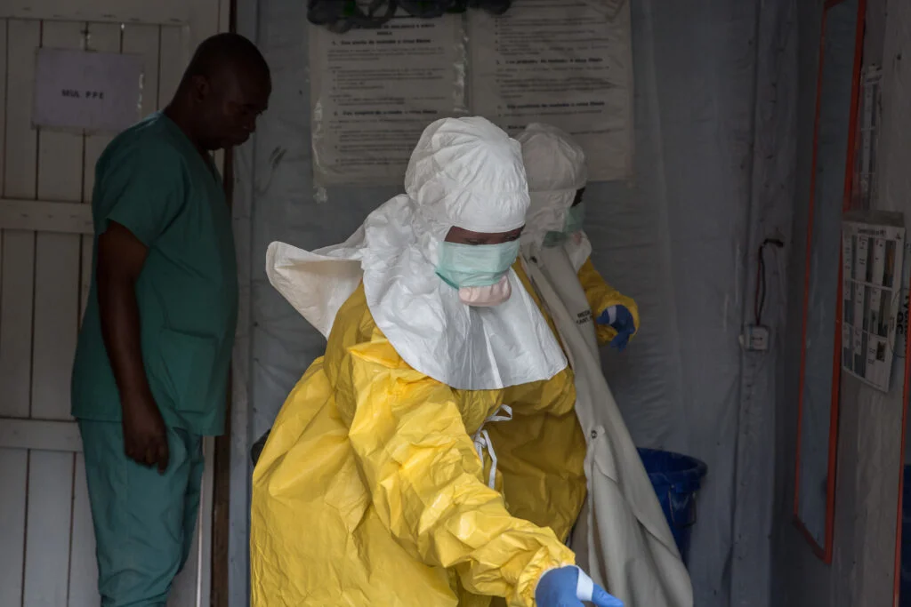 Équipe médicale en combinaison de protection face à l'épidémie d'ébola en RDC