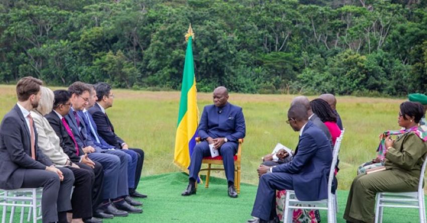 Les diplomates autour du chef de l'État gabonais à Kobe-Kobe