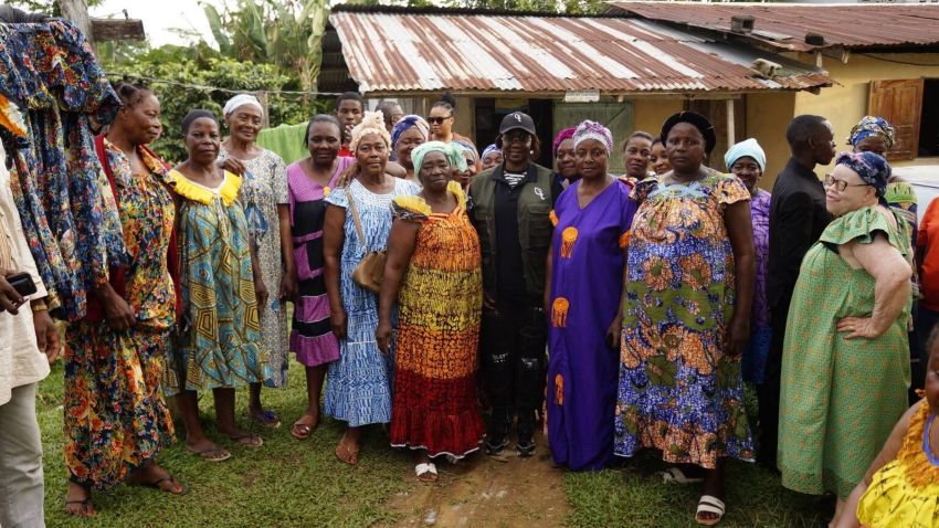 Ministre Marcelle Ibinga avec des femmes locales dans le Woleu-Ntem