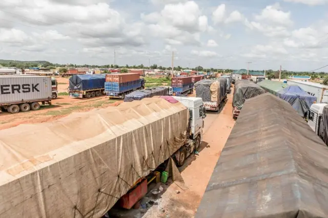 Files de camions en attente à la frontière du Bénin et du Niger en 2023
