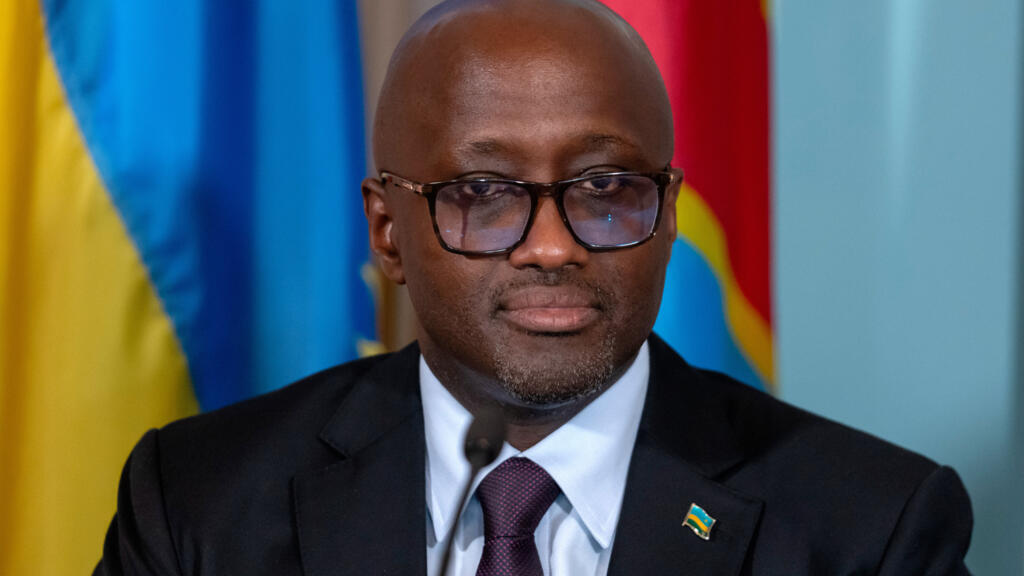 Le ministre des Affaires étrangères du Rwanda, Olivier Nduhungirehe, lors de la signature d’un accord de paix avec la République démocratique du Congo au Département d’État américain à Washington, le 27 juin 2025