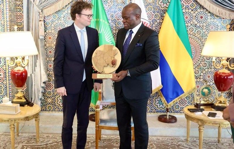 Le président gabonais Oligui Nguema en discussion avec l’ambassadeur britannique Simon Day