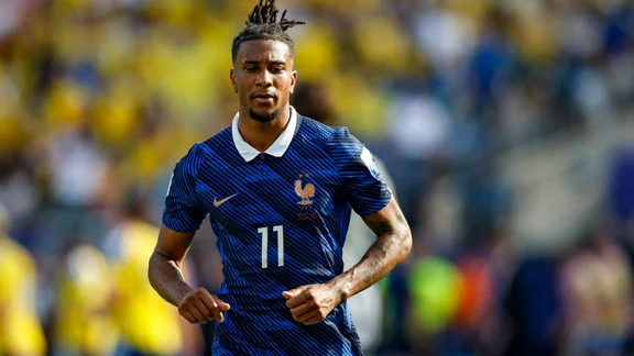 Michael Olise avec un maillot du Bayern Munich