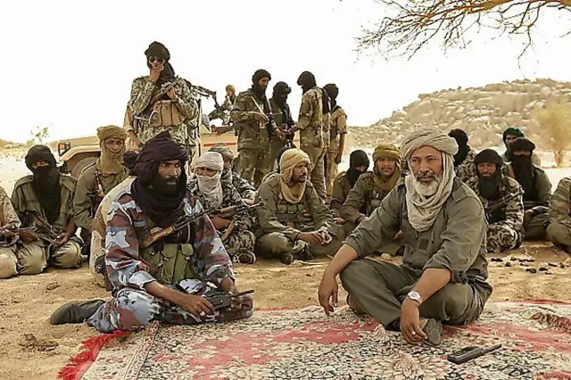 Combattants touaregs et arabes dans une position stratégique dans le désert malien