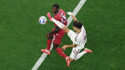 Le latéral portugais Nuno Mendes en action face à un joueur espagnol lors du 8e de finale de la Coupe du monde 2026, le 6 juillet à Dallas