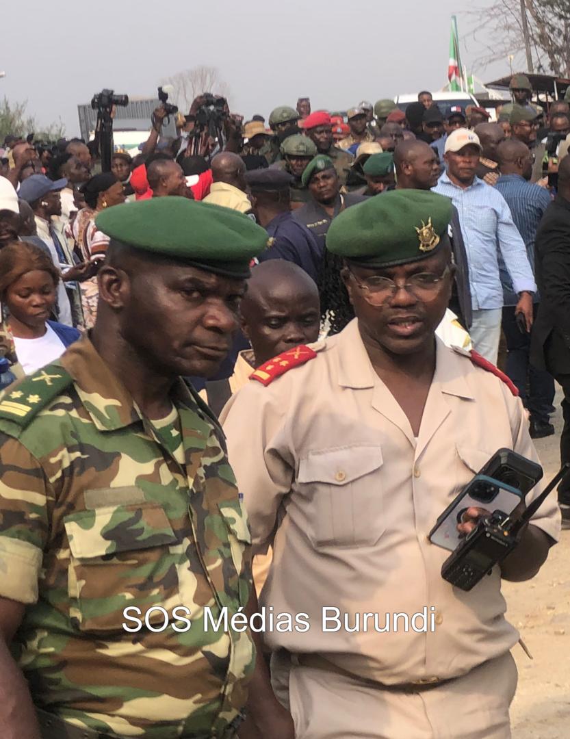 Le général-major Ignace Sibomana, responsable de la Force de réserve et d’appui au développement (FRAD), et le colonel Grégoire Rivuzimana, aide de camp du chef d’état-major général de l’armée burundaise, le général Prime Niyongabo, lors d’une opération de sécurisation des déplacements d’officiels congolais dans le Sud-Kivu, en septembre 2025.