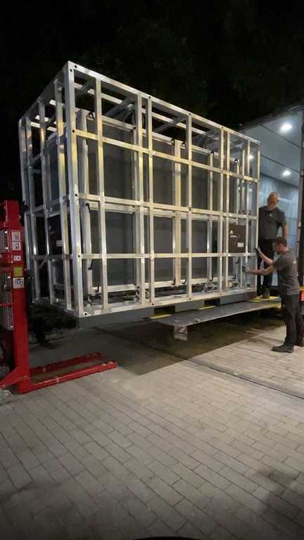 Extrêmement fragile, la tapisserie a voyagé dans un container climatisé conçu pour limiter les vibrations. (GAELE JOLY / FRANCEINFO / RADIO FRANCE)