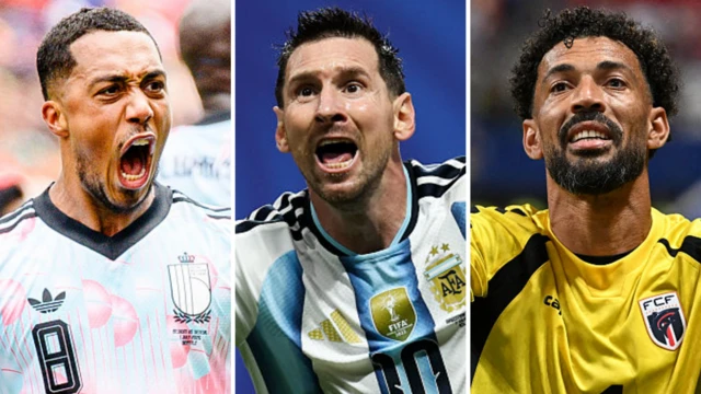 Youri Tielemans, Lionel Messi et Vozinha célébrant ensemble sur le terrain.