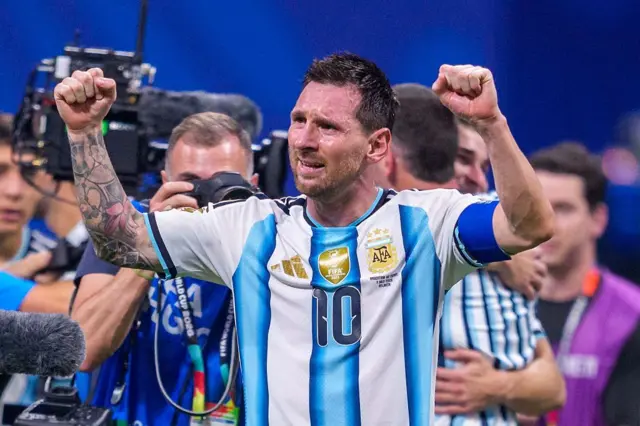 Lionel Messi, maillot numéro 10 de l'Argentine, célébrant une victoire lors d'un match des huitièmes de finale de la Coupe du monde 2026.