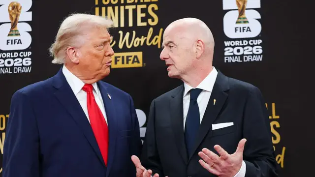 Donald Trump et Gianni Infantino discutant lors d'un événement officiel.