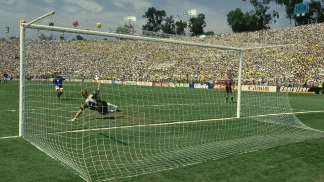 Roberto Baggio manquant un penalty décisif lors de la finale de la Coupe du monde 1994.